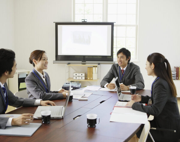 Businesspeople having meeting --- Image by © Bloomimage/Corbis